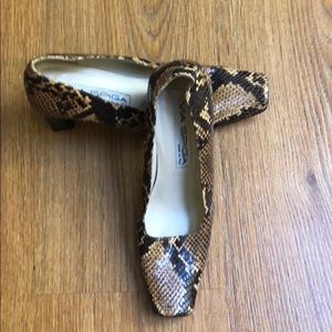 VIA SPIGA BEAUTIFUL PUMPS!! PYTHON LEATHER UPPER!!